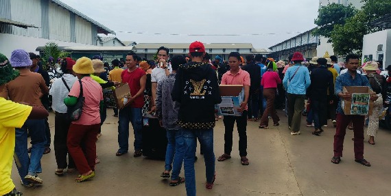 បងប្អូនកម្មករនិយោជិតរោងចក្រ ខាយណេង លេឌើរ ប្រដាក់ (ខេមបូឌា) ឯ.ក ចូលរួមថវិកាឧបត្ថម្ភចំនួន ១,៧០០,០០០រៀល ជួយដល់កងទ័ព និងជនភៀសសឹក