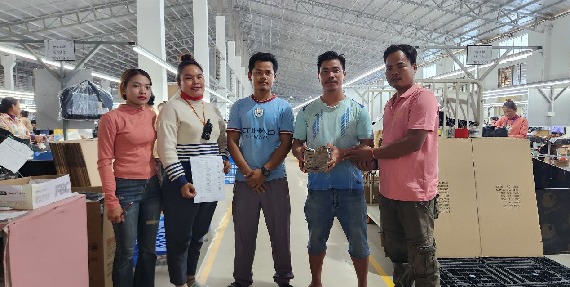 បងប្អូនកម្មករ-និយោជិត រោងចក្រ ដុងលីនវ៉ាង ហេនប៊ែក ឯ.ក ចូលរួមថវិកាឧបត្ថម្ភចំនួន ១,៦១០,០០០រៀល ជួយដល់កងទ័ព និងជនភៀសសឹក