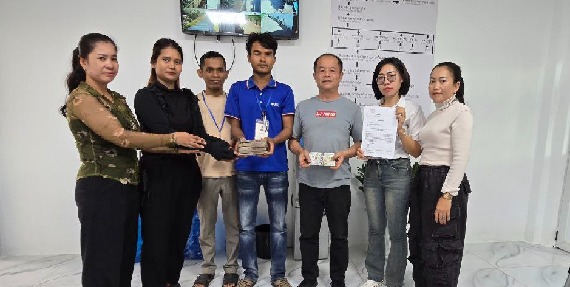 តំណាងក្រុមហ៊ុន សុគី ប៊ែក & អេកសេសឺរី (ខេមបូឌា) ឯ.ក និង បងប្អូនកម្មករ-និយោជិត ចូលរួមថវិកាឧបត្ថម្ភចំនួន ៨១៨,៥០០រៀល និង ២០០ដុល្លា ជួយដល់កងទ័ព និងជនភៀសសឹក