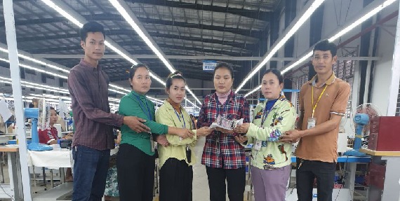 បងប្អូនកម្មករ-និយោជិត រោងចក្រ វេម ហ្វា ហ៊ែនប៊ែក (ខេមបូឌា) ឯ.ក ចូលរួមថវិកាឧបត្ថម្ភចំនួន ៧០៤,៦០០រៀល ជួយដល់កងទ័ព និងជនភៀសសឹក