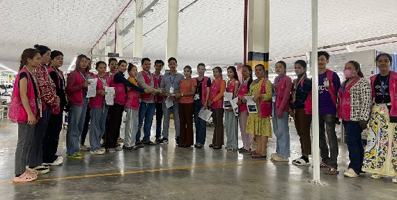 តំណាងក្រុមហ៊ុន អេស្ទើរ ស្កាយ ហ្គាម៉ិន ឯ.ក និងបងប្អូនកម្មករ-និយោជិត ចូលរួមថវិកាឧបត្ថម្ភចំនួន ៨០៤,០០០រៀល និង ៥០០ដុល្លា ជួយដល់កងទ័ព និងជនភៀសសឹក