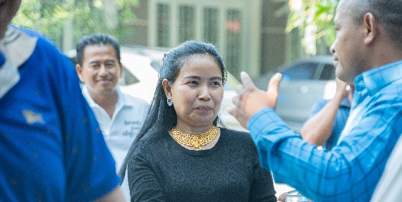 លោកស្រី ដេង ដាណេ និងក្រុមគ្រួសារ ចូលរួមថវិកាឧបត្ថម្ភចំនួន ១០០០ដុល្លា ជួយដល់កងទ័ព និងជនភៀសសឹក