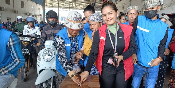 តំណាងរោងចក្រ ដាប់ប៊ែលយូ&ជេ (ខេមបូឌា) ឯ.ក ព្រមទាំងបងប្អូនកម្មករ-និយោជិត ចូលរួមថវិកាឧបត្ថម្ភចំនួន ៥០០ដុល្លា ជួយដល់កងទ័ព និងជនភៀសសឹក