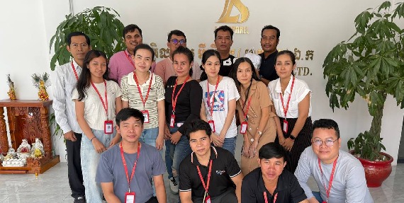 លោក YAO FENG នាយកក្រុមហ៊ុន អិលអេស អឹភែរឹល (ខេមបូឌា) ឯ.ក ព្រមទាំងកម្មករ-និយោជិត ចូលរួមថវិកាឧបត្ថម្ភចំនួន ២,១៦១,៥០០រៀល និង ៣០០ដុល្លា ជួយដល់កងទ័ព និងជនភៀសសឹក