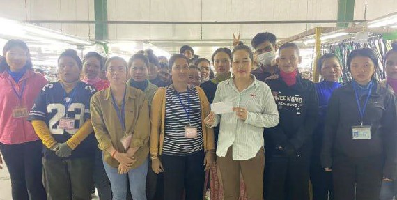 តំណាងរោងចក្រ ណិចស៊ីស ហ៊ែនប៊ែក ឯ.ក ព្រមទាំងកម្មករ-និយោជិត ចូលរួមថវិកាឧបត្ថម្ភចំនួន ១,៩៤០,០០០រៀល ជួយដល់កងទ័ព និងជនភៀសសឹក