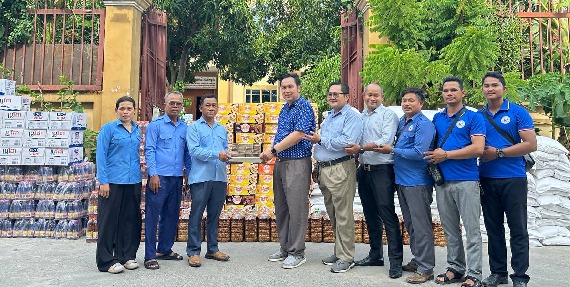 លោក លី វិចិត្រ ប្រធានមូលនិធីសប្បុរសធម៌ដើម្បីសុភមង្គលកម្មករ  ជូនសំភារៈ និងថិការជូន សភាសម្ព័ន្ធសហជីពជាតិកម្ពុជា