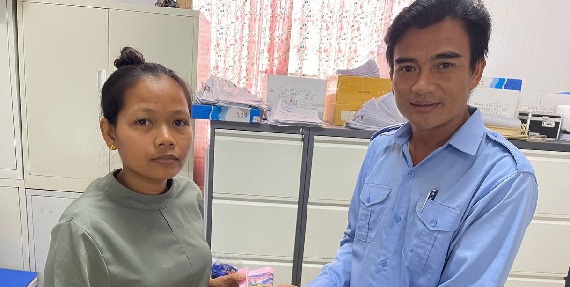 តំណាងរោងចក្រ គីនវ៉េ (ខេមបូឌា) អ៊ិនធើលីជេន ហូម ហ្វរនីស៊ីង មេនូហ្វេកឈ័រ ឯ.ក ព្រមទាំង បងប្អូនកម្មករ-និយោជិត ចូលរួមថវិកាឧបត្ថម្ភចំនួន ៣៥០,០០០រៀល និង ១០០ដុល្លា ជួយដល់កងទ័ព និងជនភៀសសឹក