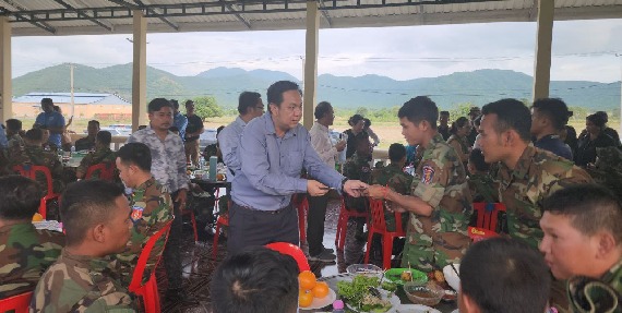 លោក លី វិចិត្រ ប្រធានមូលនិធិសប្បុរសធម៌ដើម្បីសុភមង្គលកម្មករ បន្ដនាំយកគ្រឿងសំភារៈ និងថវិកាចែកជូនវីរៈកងទ័ពជួរមុខ