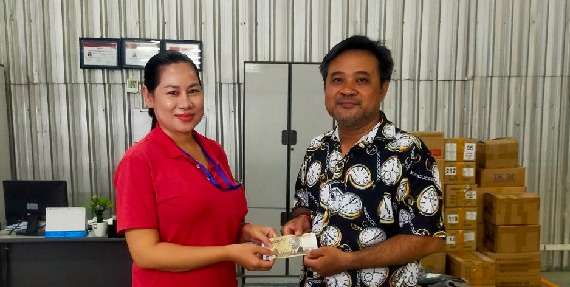 លោក ហ៊ីន ម៉ៃ តំណាងសហជីពទឹកចិត្តកម្មករកម្ពុជា ប្រចាំក្រុមហ៊ុន អេហ្វ អិម អេហ្វ មេនូហ្វេកធើរីង ឯ.ក បានផ្ដល់ប្រាក់ឧបត្ថម្ភចំនួន៨០,០០០រៀលជូនសមាជិកសហជីពម្នាក់