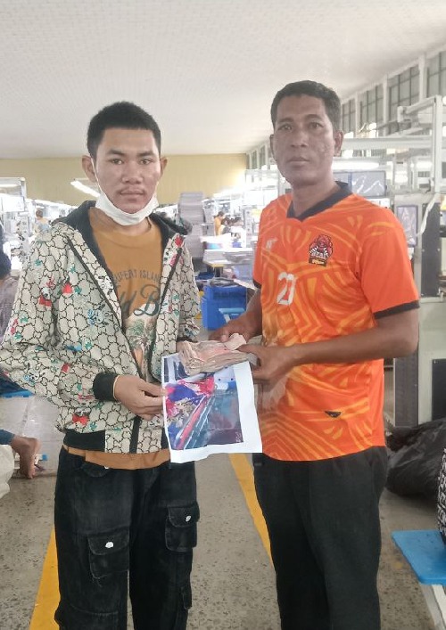 តំណាងសហជីពជំនឿចិត្តកម្មករកម្ពុជា ប្រចាំក្រុមហ៊ុន ឡូរិន ហ៊្វូតវែរ ឯ.ក បានរៃអង្គាសថវិកាចំនួន១៥៥,៥០០រៀលជូនទៅដល់សមាជិកសហជីពម្នាក់ដែលលោកយាយរបស់គាត់បានទទួលមរណភាព