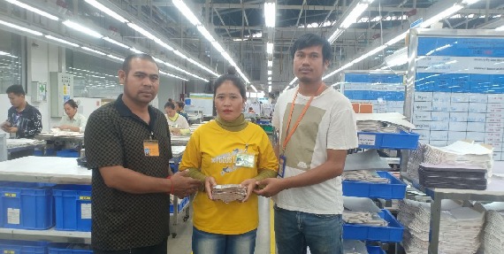 លោក ភុន ផាន និង លោក អាន ភីរុណ តំណាងសហជីពទឹកចិត្តកម្មករកម្ពុជា ប្រចាំក្រុមហ៊ុន វេនធូរ៉ា លេឌើរវែរ អឹមអេហ្វវ៉ាយ (ស៊ីឌី) ឯ.ក បានរៃអង្គាសថវិកាចំនួន១៦១,១០០រៀលជូនទៅដល់កម្មការិនីម្នាក់ដែលឪពុករបស់គាត់បានទទួលមរណភាព