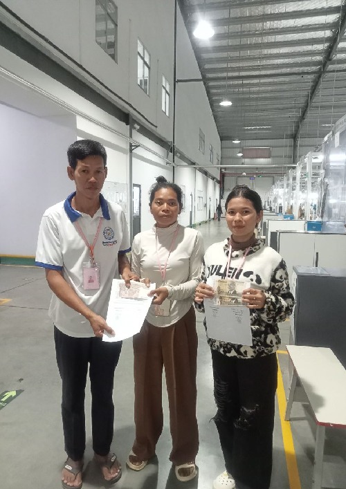 លោក ម៉ៃ ផល្លានិងលោក សែម សុខលៀង តំណាងសហជីពកំលាំងចិត្តកម្មករកម្ពុជា ប្រចាំក្រុមហ៊ុន ហ៊ន់ខូ (ខេមបូឌា) អ៊ិនដាសស្ទ្រៀល ឯ.ក បានផ្ដល់ប្រាក់ឧបត្ថម្ភចំនួន ២៧០,០០០រៀល ជូនសមាជិកសហជីពចំនួន៣នាក់