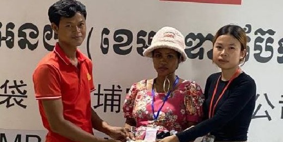 លោក ជូ រ៉ាគីន តំណាងសហជីពទឹកចិត្ដកម្មករកម្ពុជា ប្រចាំក្រុមហ៊ុន អេនយូ (ខេមបូឌា) ប៊ែក ឯ.ក បានផ្ដល់ប្រាក់ឧបត្ថម្ភចំនួន២០០,០០០រៀល ជូនសមាជិកសហជីពចំនួន២នាក់