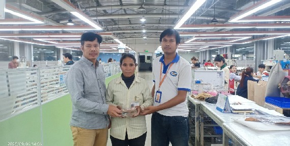 តំណាងសហជីពទឹកចិត្តកម្មករកម្ពុជា ប្រចាំក្រុមហ៊ុន វេនធូរ៉ា លេឌើរវែរ អឹមអេហ្វវ៉ាយ (ស៊ីឌី) ឯ.ក បានរៃអង្គាសថវិកាចំនួន១៦១,៥០០រៀលជូនទៅដល់កម្មការិនីម្នាក់ដែលឪពុករបស់គាត់បានទទួលមរណភាព