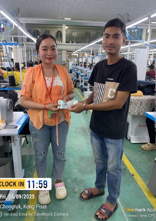 លោកស្រី សុខ សុខលី និងលោក ថន ចាន់ថេន តំណាងសហជីពទឹកចិត្តកម្មករកម្ពុជា ប្រចាំក្រុមហ៊ុន ជិនម៉ី អ៊ិនដាសស្រ្ទៀល (ខេមបូឌា) ឯ.ក បានផ្ដល់ប្រាក់ឧបត្ថម្ភចំនួន១២០,០០០រៀលទៅកាន់សមាជិកសហជីពចំនួន២នាក់