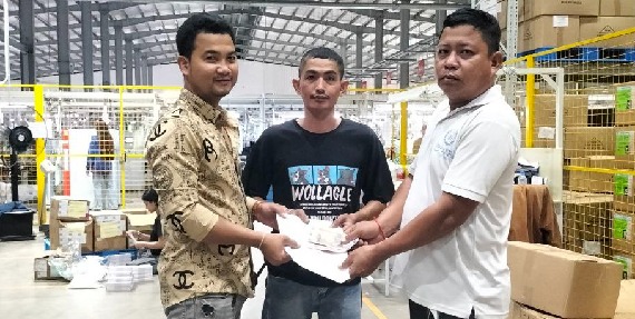 លោក ទិត សុភា តំណាងសហជីពទឹកចិត្ដកម្មករកម្ពុជា ប្រចាំក្រុមហ៊ុន អេជេ ថេកស្ថាយ ឯ.ក បានផ្ដល់ប្រាក់ឧបត្ថម្ភចំនួន១៨០,០០០រៀល ជូនសមាជិកសហជីពចំនួន២នាក់