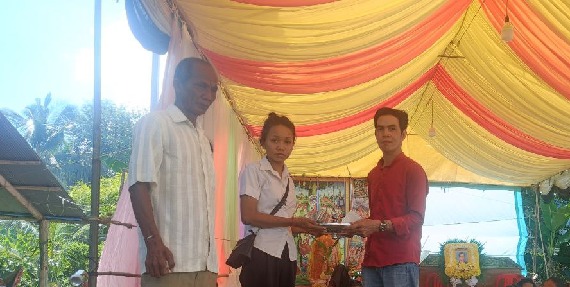 លោក មួន ម៉េង តំណាងសហជីពទឹកចិត្តកម្មករកម្ពុជា ប្រចាំក្រុមហ៊ុន ខាយណេង លេឌើរប្រដាក់ (ខេមបូឌា) ឯ.ក បានរៃអង្គាសថវិកាចំនួន ១,០០០,០០០រៀល ជូនសមាជិកសហជីពម្នាក់ដែលបានទទួលមរណភាព