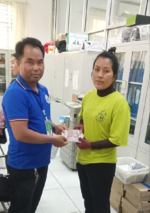 តំណាងសហជីពទឹកចិត្ដកម្មករកម្ពុជា ប្រចាំក្រុមហ៊ុន ញ៉ូ អេធីធី ស៊ូ ម៉េកឃីង (ខេមបូឌា) ឯ.ក បានផ្ដល់ប្រាក់ឧបត្ថម្ភចំនួន២៤០,០០០រៀល ជូនសមាជិកសហជីពចំនួន៤នាក់