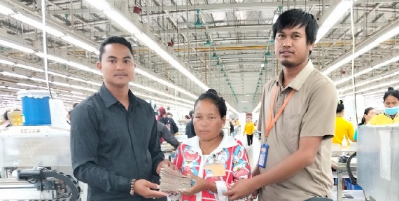 លោក សែ ចិត តំណាងសហជីពទឹកចិត្តកម្មករកម្ពុជា ប្រចាំក្រុមហ៊ុន វេនធូរ៉ា លេឌើរវែរ អឹមអេហ្វវ៉ាយ (ស៊ីឌី) ឯ.ក បានរៃអង្គាសថវិកាចំនួន២១៣,៥០០រៀលជូនទៅដល់កម្មការិនីម្នាក់ដែលឪពុករបស់គាត់បានទទួលមរណភាព