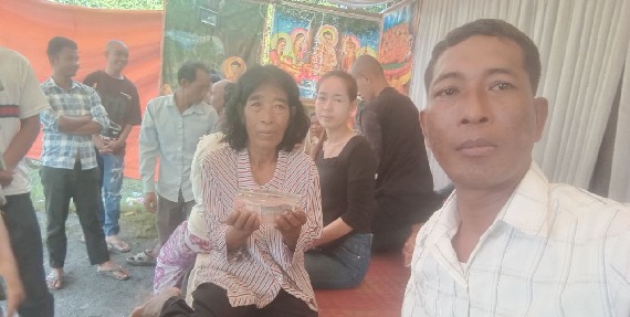 លោក អ៊ឹម ចាន់ថៃ តំណាងសហជីពជំនឿចិត្តកម្មករកម្ពុជា ប្រចាំក្រុមហ៊ុន ឡូរិន ហ៊្វូតវែរ ឯ.ក បានរៃអង្គាសថវិកាចំនួន២៣៦,០០០រៀលជូនទៅដល់សមាជិកសហជីពម្នាក់ដែលឪពុករបស់គាត់បានទទួលមរណភាព
