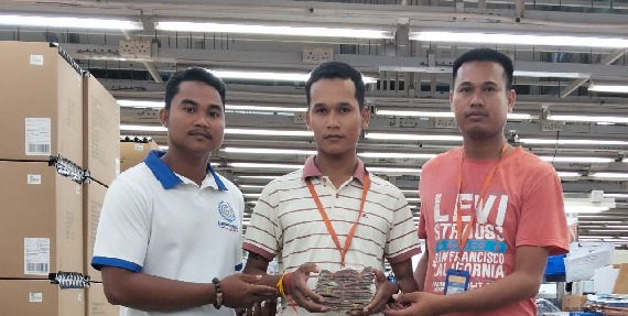 លោក សែ ចិត តំណាងសហជីពទឹកចិត្តកម្មករកម្ពុជា ប្រចាំក្រុមហ៊ុន វេនធូរ៉ា លេឌើរវែរ អឹមអេហ្វវ៉ាយ (ស៊ីឌី) ឯ.ក បានរៃអង្គាសថវិកាចំនួន៣២៤,៤០០រៀលជូនទៅដល់កម្មករម្នាក់ដែលកូនរបស់គាត់មានជំងឺធ្ងន់ធ្ងរត្រូវចូលសង្គ្រោះបន្ទាន់
