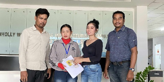 លោកស្រី ឆាវ ផល្លា តំណាងសហជីពកម្លាំងចិត្ដយុវជនកម្ពុជា នៃក្រុមហ៊ុន ហូលលី វេល ហ៊ែនប៊ែក មេនូហ្វេកឆឺរីង ឯ.ក បានផ្ដល់ប្រាក់ឧបត្ថម្ភចំនួន២៤០,០០០រៀល ជូនសមាជិកសហជីពចំនួន៤នាក់