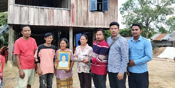 លោក សែ ចិត តំណាងសហជីពទឹកចិត្តកម្មករកម្ពុជា ប្រចាំក្រុមហ៊ុន វេនធូរ៉ា លេឌើរវែរ អឹមអេហ្វវ៉ាយ (ស៊ីឌី) ឯ.ក បាននាំយកថវិកាចំនួន១,៣៨៣,៣០០រៀលជូនទៅដល់កម្មការិនីម្នាក់ដែលបានទទួលមរណភាព