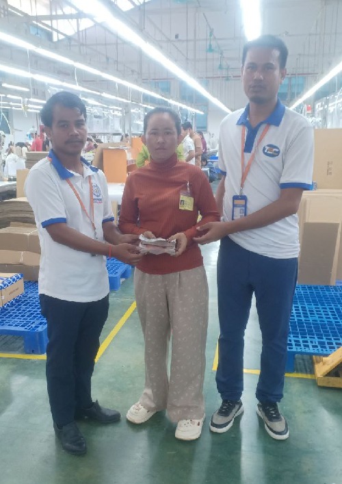 លោក សែ ចិត តំណាងសហជីពទឹកចិត្តកម្មករកម្ពុជា ប្រចាំក្រុមហ៊ុន វេនធូរ៉ា លេឌើរវែរ អឹមអេហ្វវ៉ាយ (ស៊ីឌី) ឯ.ក បាននាំយកថវិកាចំនួន១៦៧,៥០០រៀលជូនទៅដល់កម្មការិនីម្នាក់ដែលឪពុករបស់គាត់បានទទួលមរណភាព