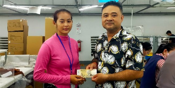 លោក ហ៊ីន ម៉ៃ តំណាងសហជីពទឹកចិត្តកម្មករកម្ពុជា ប្រចាំក្រុមហ៊ុន អេហ្វ អិម អេហ្វ មេនូហ្វេកធើរីង ឯ.ក បានផ្ដល់ប្រាក់ឧបត្ថម្ភចំនួន៨០,០០០រៀលជូនសមាជិកសហជីពម្នាក់ដែលសម្រាលកូន