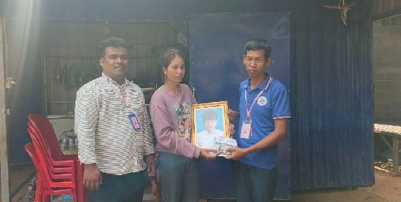 លោក ម៉ៃ ផល្លា តំណាងសហជីពកំលាំងចិត្តកម្មករកម្ពុជា ប្រចាំក្រុមហ៊ុន ហ៊ន់ខូ (ខេមបូឌា) អ៊ិនដាសស្ទ្រៀល ឯ.ក បានរៃអង្គាសថវិកាចំនួន ១,២០៨,០០០រៀល ជូនសមាជិកសហជីពម្នាក់ដែលបានទទួលមរណភាព