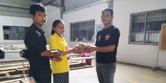 លោក មួន ម៉េង តំណាងសហជីពទឹកចិត្តកម្មករកម្ពុជា ប្រចាំក្រុមហ៊ុន ខាយណេង លេឌើរប្រដាក់ (ខេមបូឌា) ឯ.ក បានរៃអង្គាសថវិកាចំនួន ៤៤០,០០០រៀលជូនកម្មការិនីម្នាក់ដែលឪពុកនិងប្អូនប្រុសរបស់គាត់បានជួបគ្រោះថ្នាក់ចរាចរណ៍