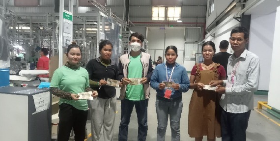 លោក ម៉ៃ ផល្លា តំណាងសហជីពកំលាំងចិត្តកម្មករកម្ពុជា ប្រចាំក្រុមហ៊ុន ហ៊ន់ខូ (ខេមបូឌា) អ៊ិនដាសស្ទ្រៀល ឯ.ក បានផ្ដល់ប្រាក់ឧបត្ថម្ភចំនួន ៤៥០,០០០រៀល ជូនសមាជិកសហជីពចំនួន៥នាក់