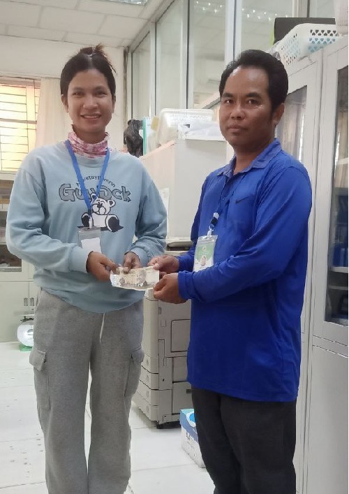 តំណាងសហជីពទឹកចិត្ដកម្មករកម្ពុជា ប្រចាំក្រុមហ៊ុន ញ៉ូ អេធីធី ស៊ូ ម៉េកឃីង (ខេមបូឌា) ឯ.ក បានផ្ដល់ប្រាក់ឧបត្ថម្ភចំនួន៦០,០០០រៀលជូនកម្មការិនីម្នាក់ដែលទើបនឹងសម្រាលកូន