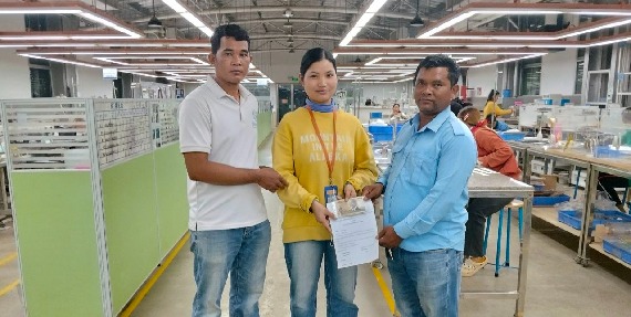 តំណាងសហជីពកំលាំងចិត្តកម្មករកម្ពុជា ប្រចាំក្រុមហ៊ុន វេនធូរ៉ា លេឌើរវែរ អឹមអេហ្វវ៉ាយ បានផ្ដល់ប្រាក់ឧបត្ថម្ភចំនួន ៦០០,០០០រៀល ជូនសមាជិកសហជីពចំនួន៥នាក់