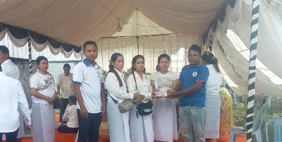 តំណាងសហជីពទឹកចិត្តកម្មករកម្ពុជា ប្រចាំក្រុមហ៊ុន មីឡានណា លេឌើរវែរ អឹម.អេហ្វ.វ៉ាយ (ខេមបូឌា) ឯ.ក បានរៃអង្គាសថវិកាចំនួន២៦២,២០០រៀលជូនទៅដល់កម្មការិនីម្នាក់ដែលឪពុករបស់គាត់បានទទួលមរណភាព