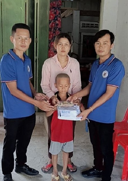 តំណាងសហជីពទឹកចិត្តស្រ្តីកម្ពុជា ប្រចាំក្រុមហ៊ុន ហ្សេនសែន ស៊ូ (ខេមបូឌា) ឯ.ក បានរៃអង្គាសថវិកាចំនួន២៦៥,២០០រៀលជូនសមាជិកសហជីពម្នាក់ដែលស្វាមីរបស់គាត់បានទទួលមរណភាព