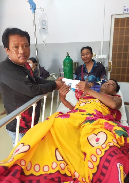 លោក អ៊ូ សុខឡា តំណាងសហជីពទឹកចិត្តកម្មករកម្ពុជា ប្រចាំក្រុមហ៊ុន អ៊ីអេចអិម អ៊ីហ្សីហូម មេនូហ្វេកធឺរីង ឯ.ក បាននាំយកថវិកាចំនួន២២២, ៦០០រៀលជូនសមាជិកសហជីពម្នាក់