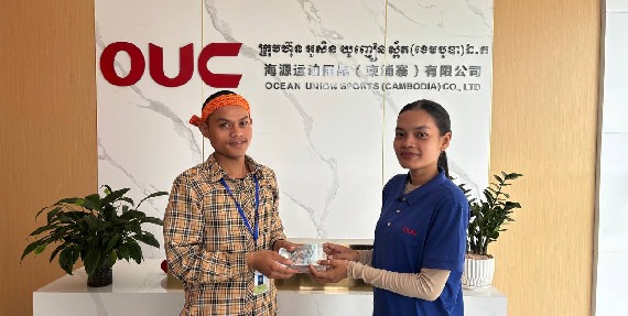 លោកស្រី ដួង ស្រីវង់ តំណាងសហជីពជំនឿចិត្តកម្មករកម្ពុជា ប្រចាំក្រុមហ៊ុន អូសិន យូញៀន ស្ព័ត (ខេមបូឌា) ឯ.ក បាននាំយកថវិកាចំនួន១៥៣,០០០រៀលជូនសមាជិកសហជីពម្នាក់ដែលម្ដាយរបស់គាត់បានទទួលមរណភាព