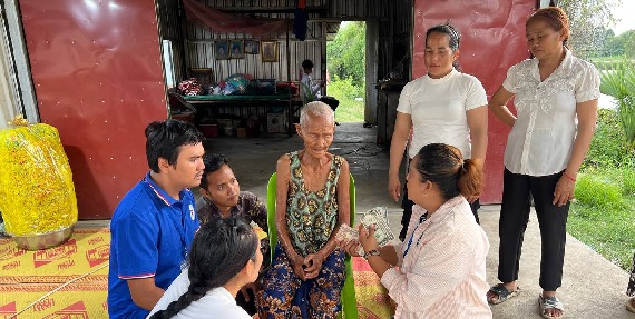 តំណាងសហជីពទឹកចិត្តកម្មករកម្ពុជា ប្រចាំក្រុមហ៊ុន ហ៊ួយ ម៉ៅ ហ៊ែនប៊ែក មេនូហ្វេកឆឺរីង ឯ.ក បានរៃអង្គាសថវិកាចំនួន១,០២៦,០០០រៀលជូនទៅកម្មករម្នាក់ដែលបានទទួលមរណភាព