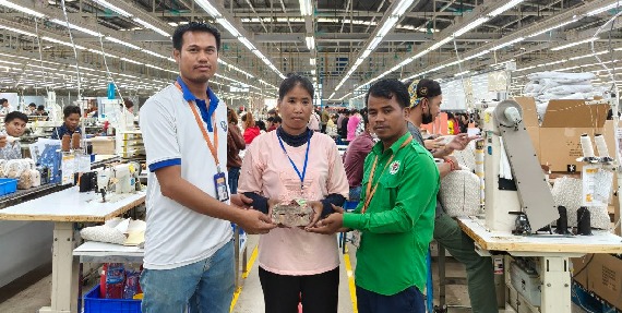 តំណាងសហជីពទឹកចិត្តកម្មករកម្ពុជា ប្រចាំក្រុមហ៊ុន វេនធូរ៉ា លេឌើរវែរ អឹមអេហ្វវ៉ាយ (ស៊ីឌី) ឯ.ក បានរៃអង្គាសថវិកាចំនួន១៧៦,៦០០រៀលជូនទៅដល់កម្មការិនីម្នាក់ដែលឪពុករបស់គាត់បានទទួលមរណភាព