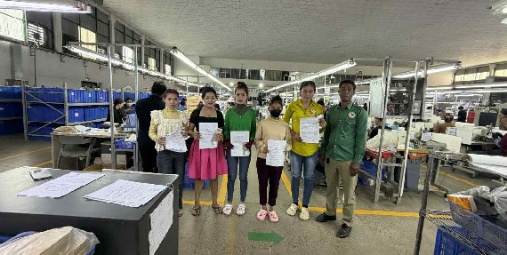 លោក អ៊ឹម ចាន់ថៃ តំណាងសហជីពជំនឿចិត្តកម្មករកម្ពុជា ប្រចាំក្រុមហ៊ុន ឡូរិន ហ៊្វូតវែរ ឯ.ក បាននាំយកថវិកាឧបត្ថម្ភចំនួន៤៥០,០០០រៀលជូនទៅដល់សមាជិកសហជីពចំនួន៥នាក់