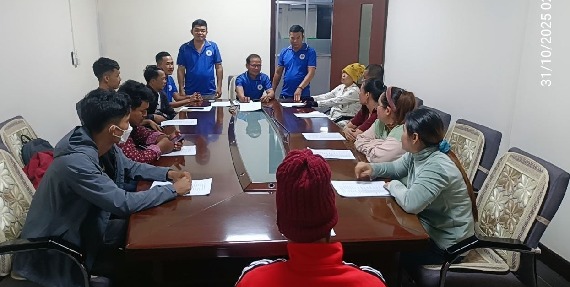 លោក សុខ វណ្ណ តំណាងសហជីពទឹកចិត្ដកម្មករកម្ពុជា ប្រចាំក្រុមហ៊ុន ស៊ីនប៉ូ (ខេមបូឌា) ហ៊្វូតវែរ ឯ.ក ផ្ដល់ប្រាក់ឧបត្ថម្ភចំនួន ១,៥៦០,០០០រៀលជូនសមាជិកសហជីពចំនួន១៣នាក់