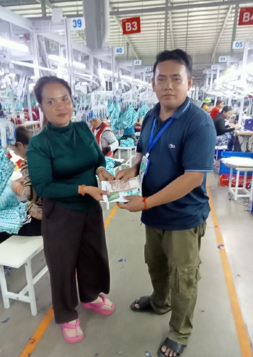 លោក ទិត សុភានិង លោក ឌី សំបាន តំណាងសហជីពទឹកចិត្ដកម្មករកម្ពុជា ប្រចាំក្រុមហ៊ុន អេជេ ថេកស្ថាយ ឯ.ក បានរៃអង្គាសថវិកាចំនួន១៤៤,៣០០រៀលជូនសមាជិកសហជីពម្នាក់ដែលស្វាមីរបស់គាត់ឈឺធ្ងន់សម្រាកព្យាបាលនៅឯមន្ទីរពេទ្យ