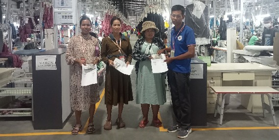 លោក ម៉ៃ ផល្លា តំណាងសហជីពកំលាំងចិត្តកម្មករកម្ពុជា ប្រចាំក្រុមហ៊ុន ហ៊ន់ខូ (ខេមបូឌា) អ៊ិនដាសស្ទ្រៀល ឯ.ក បានផ្ដល់ប្រាក់ឧបត្ថម្ភចំនួន ២៧០,០០០រៀលជូនសមាជិកសហជីពចំនួន៣នាក់