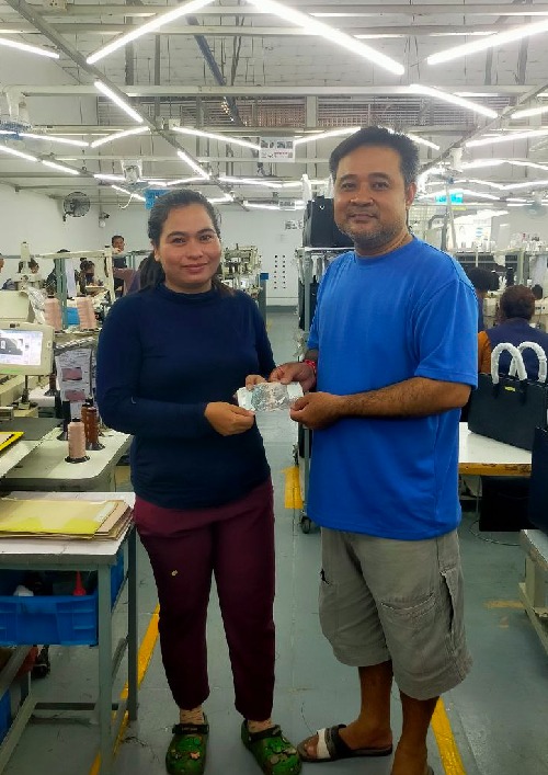 លោក ហ៊ីន ម៉ៃ តំណាងសហជីពទឹកចិត្តកម្មករកម្ពុជា ប្រចាំក្រុមហ៊ុន អេហ្វ អិម អេហ្វ មេនូហ្វេកធើរីង ឯ.ក បានផ្ដល់ប្រាក់ឧបត្ថម្ភចំនួន២២០,០០០រៀលជូនសមាជិកសហជីព៣នាក់