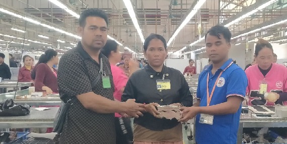 តំណាងសហជីពទឹកចិត្តកម្មករកម្ពុជា ប្រចាំក្រុមហ៊ុន វេនធូរ៉ា លេឌើរវែរ អឹមអេហ្វវ៉ាយ (ស៊ីឌី) ឯ.ក បានរៃអង្គាសថវិកាចំនួន១៧៨,៨០០រៀលជូនទៅដល់កម្មការិនីម្នាក់ដែលម្ដាយរបស់គាត់បានទទួលមរណភាព