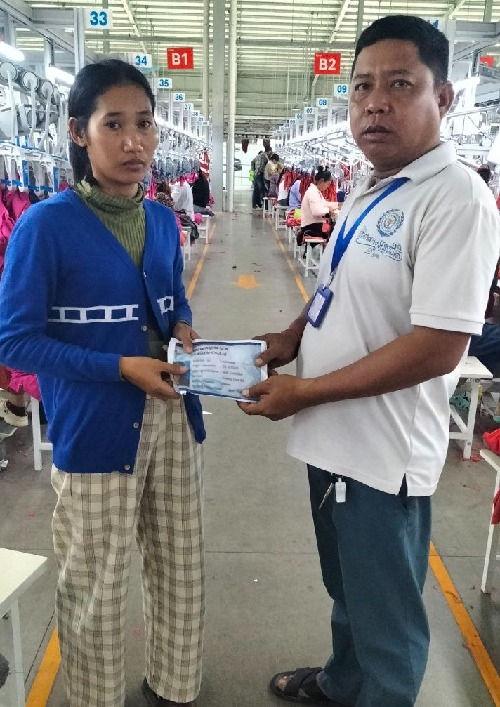 លោក ទិត សុភា និងលោក ឌី សំបាន តំណាងសហជីពទឹកចិត្ដកម្មករកម្ពុជា ប្រចាំក្រុមហ៊ុន អេជេ ថេកស្ថាយ ឯ.ក បានរៃអង្គាសថវិកាចំនួន១៥៣,១០០រៀលជូនសមាជិកសហជីពម្នាក់ដែលជួបគ្រោះថ្នាក់ចរាចរណ៍សម្រាកព្យាបាលនៅឯមន្ទីរពេទ្យ