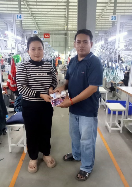 លោក ទិត សុភានិង លោក ឌី សំបាន តំណាងសហជីពទឹកចិត្ដកម្មករកម្ពុជា ប្រចាំក្រុមហ៊ុន អេជេ ថេកស្ថាយ ឯ.ក បានរៃអង្គាសថវិកាចំនួន១៣១,០០០រៀលជូនសមាជិកសហជីពម្នាក់ដែលជួបគ្រោះថ្នាក់ចរាចរណ៍ដែលសម្រាកនៅឯមន្ទីរពេទ្យ