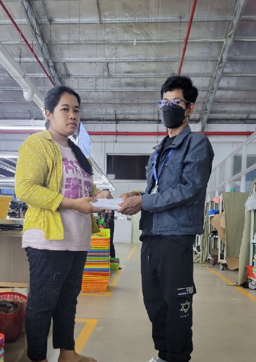 លោក គង់ សំអឿន តំណាងសហជីពទឹកចិត្តកម្មករកម្ពុជា ប្រចាំក្រុមហ៊ុន ប្រាយម៍ ស្ទីតធ៍  ឯ.ក CO., LTD បានរៃអង្គាសថវិកាចំនួន១០០,៤០០រៀលជូនទៅដល់កម្មការិនីម្នាក់ដែលឪពុករបស់គាត់បានទទួលមរណភាព