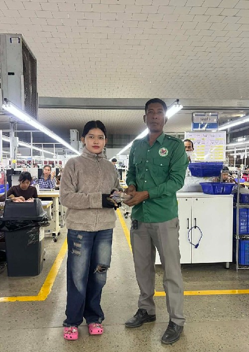 តំណាងសហជីព ជំនឿចិត្តកម្មករកម្ពុជា ប្រចាំក្រុមហ៊ុន ឡូរិនហ៊្វូត វែរ ឯ.ក បានរៃអង្គាសថវិកាចំនួន៣០១,០០០រៀលជូនទៅដល់កម្មការិនីម្នាក់ដែលជួបនឹងគ្រោះថ្នាក់ចរាចរណ៍យ៉ាងធ្ងន់ធ្ងរ